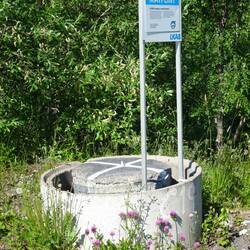 Vermessungspunkt zur Beobachtung der Erdbewegungen nahe der Stadt