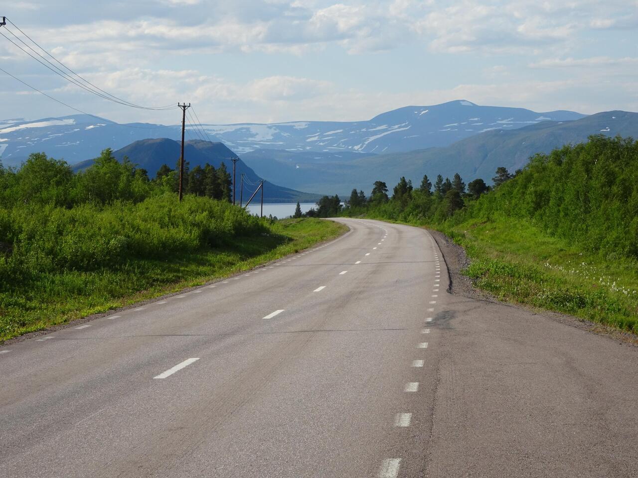 Die ersten verschneiten Berge kommen in Sicht.