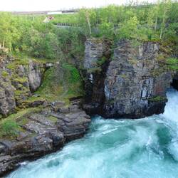 ... und den Wasserfall (links) zugeschüttet.