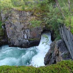 Statt eine Brücke für die Eisenbahn zu bauen, hat man einen Tunnel für den Fluss gegraben ...