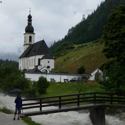 Ramsauer Kirche St. Sebastian an der Ramsauer Ache, die überflutet ist