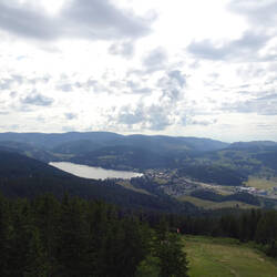 Blick auf den Titisee und den Feldberg dahinter