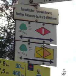 Wegzeichen des Main-Neckar-Rhein-Wegs (HW3) auf dem Hochfirst