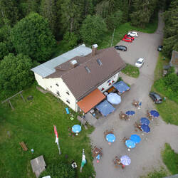 Blick vom Aussichtsturm auf das Berggasthaus auf dem Hochfirst