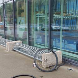 Reifen wechseln auf dem Parkplatz von Biltema