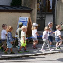 Kinder sicher an der Leine geführt : )