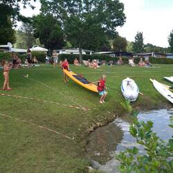 Schweres Surfbrett tragen