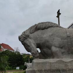 Pferd und Kuh an der Brücke