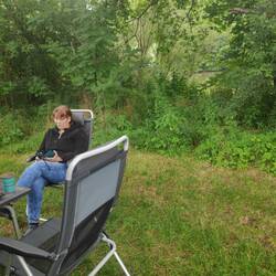 Der Stellplatz liegt malerisch an einem kleinen Nebensee