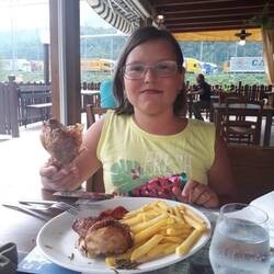 Lisa-Marie mit Hähnchen