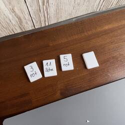 Jap, wir Wissen schon auswendig welche Zahlen sich auf diesen unscheinbaren Steinen befinden. 😄