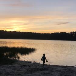 Jona spielt noch ein wenig bei Sonnenuntergang