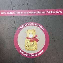 … halte immer genug Abstand von Schokolade … 😉