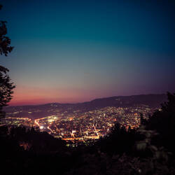 Sarajevo bi Nacht vo üsem Stellplatz