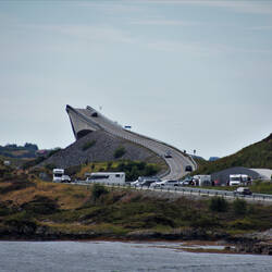 Die berühmte Atlantikstraße. Dort geht's über die Storseisund-Brücke.