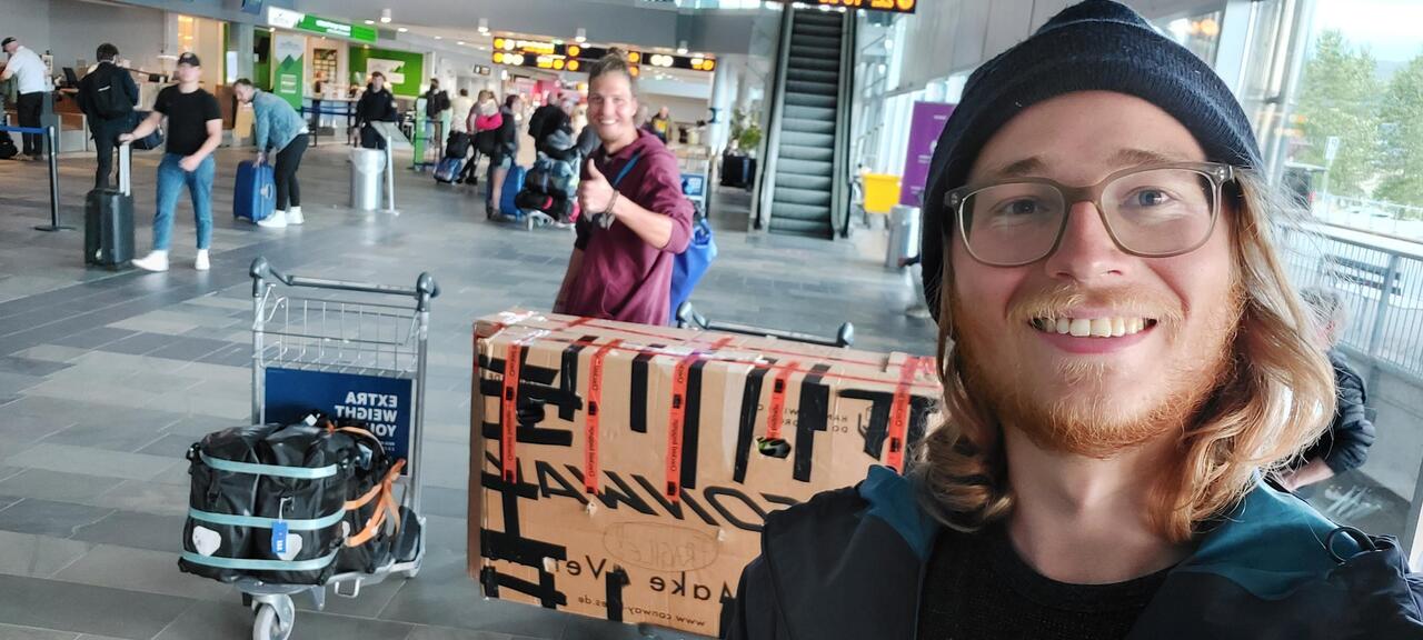 Jonas und ich, nachdem wir per Zufall zwei Kisten fanden und unsere Fahrräder verpackten