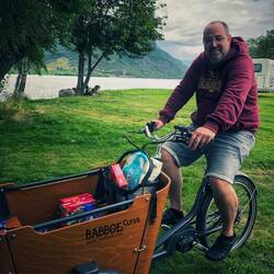 Papa und Julian radeln zum einkaufen. Trotz Frontflip über den Lenker sieht er noch ganz gut aus!