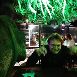 Martin macht den Hulk im Tree Restaurant