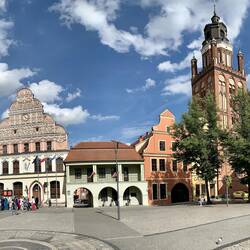 Marktplatz mit Rathaus (ganz links) und Stiftskirche der Heiligen Jungfrau Maria