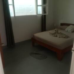 Vorher. Bett in der Unterkunft Oasis. Einfach ausgestattet, ruhig, aber zentral gelegen.