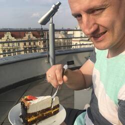 Wer nix verzehrt, muss Eintritt zahlen...waaas? Ich versteh die Frage nich' wir nehmen die Torte 🍰