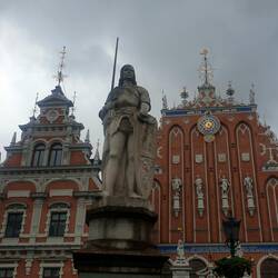 Place de l'hôtel de ville : statue de Roland et Maison des Têtes noires