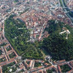 Le centre historique de Graz ; à droite la rivière Mur et l’ellipse verte de la colline "Schlossberg