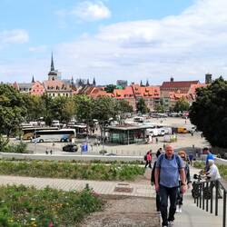 Blick von den oberen Stufen in die City
