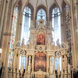 Der prächtige Hochaltar im Dom wurde zwischen 1697 und 1707 angefertigt.