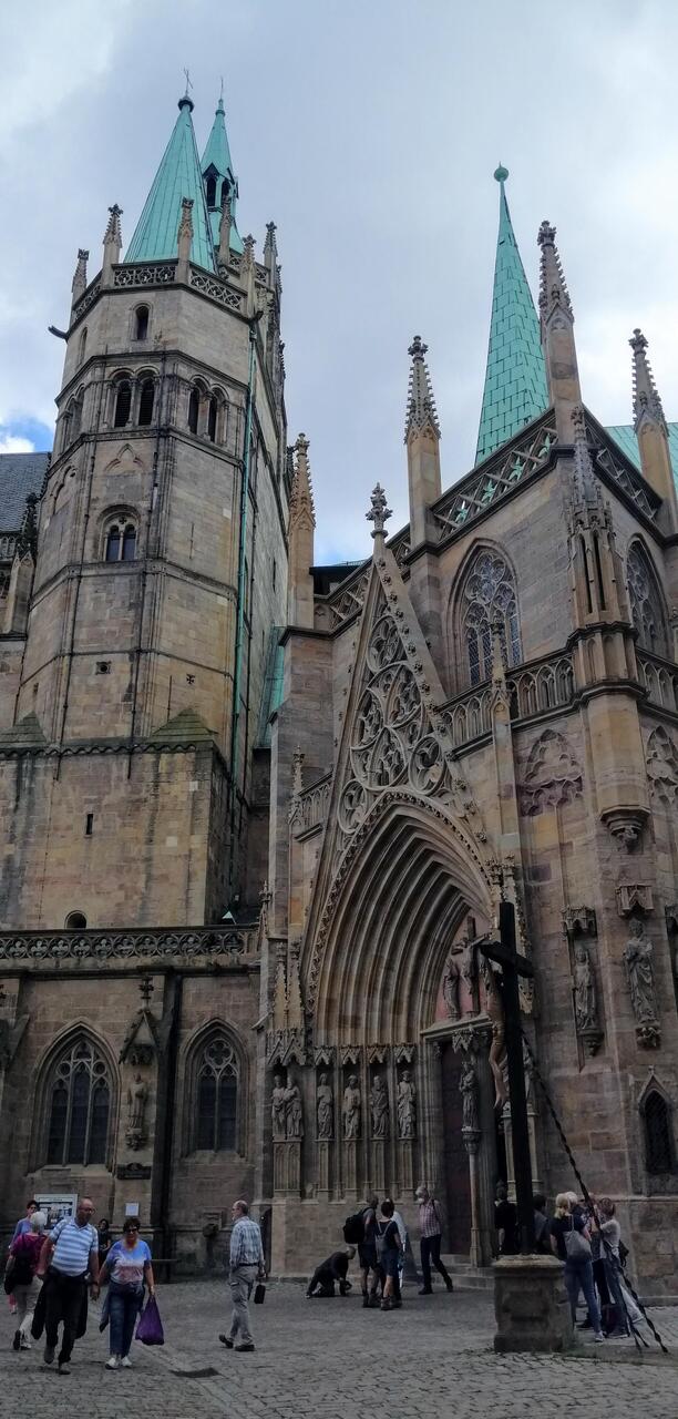 Der Dom ist der wichtigste und älteste Kirchenbau in Erfurt, 81,26 m hoch, aus dem 8. Jahrhundert