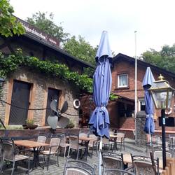 Biergarten, Schleusenhäuschen, direkt an der Lahn!