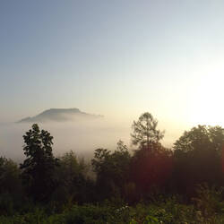 Blick auf den Ipf im Nebel