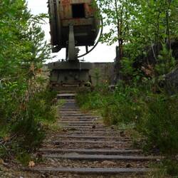 Auf Schienen konnten zwei riesige Scheinwerfer auf dem Berg umhergefahren werden ...