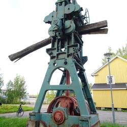 Monument für die einzige Industrie der Insel: ein großes Sägewerk