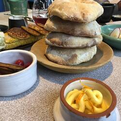 Erdäpfelkas, Dirndl Oliven, Ringelblumenbutter, Dinkel-Roggenzelten