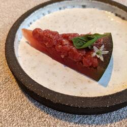 Wassermelone mit schwarzer Ribisel, Angus, Chili und Thaibasilikum