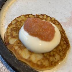Blini aus Zuckermais mit eigenem Reinankenkaviar und Bauernrahm