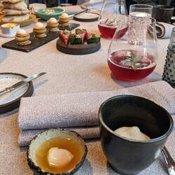 Pinsdorfer Wachtelei mit Krebs Dashi, helle Sojasauce & Ingweröl