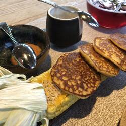 Blini aus Zuckermais mit eigenem Reinankenkaviar und Bauernrahm
