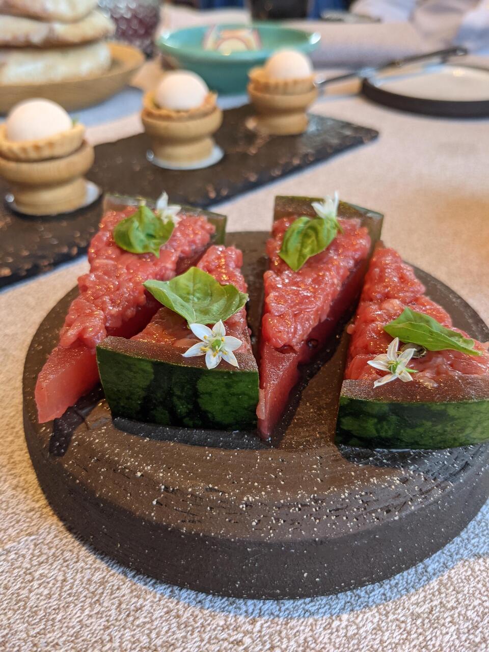 Wassermelone mit schwarzer Ribisel, Angus, Chili und Thaibasilikum