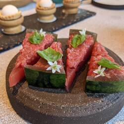 Wassermelone mit schwarzer Ribisel, Angus, Chili und Thaibasilikum