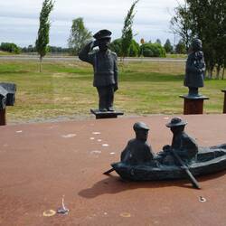 Ein Kunstwerk zeigt dass Leben am Fluss.