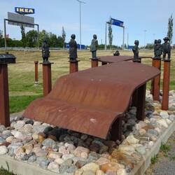 Vorne Kunstwerk, hinten die nördlichste Ikea-Filiale der Welt