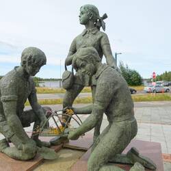 Wieder Grenze: Die beiden Jungs bauen dem Mädel eine Brücke über den Grenzfluss.