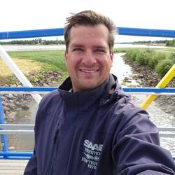 Hier stehe ich auf der Grenze, farblich an der Brücke erkennbar.