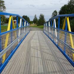 Die Fußgängerbrücke ist auf schwedischer Seite blau-gelb, in Finnland blau-weiß lackiert.