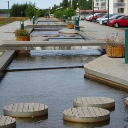 Die Grenze gleich neben dem Einkaufszentrum mit symbolischen Freundschaftsbrücken