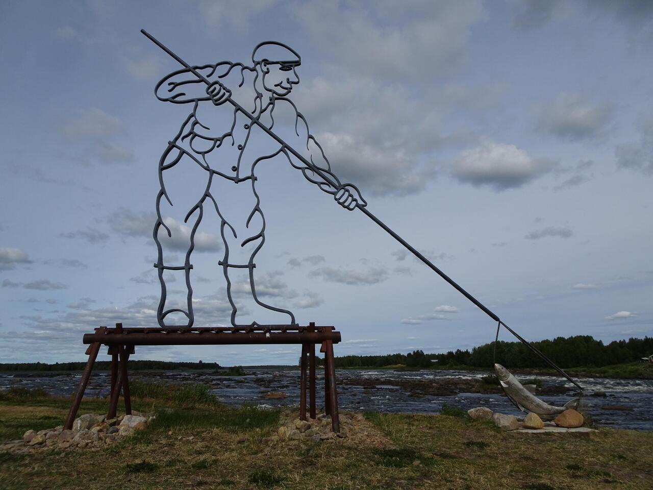Eine große Skulptur zeigt dass traditionelle Kescherfischen.
