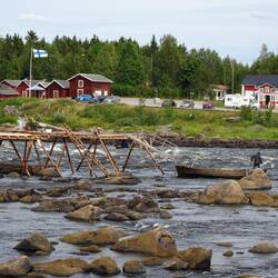 Am Ende ist ein Boot befestigt (und gegenüber weht die finnische Flagge).