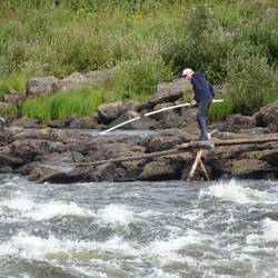 Auch auf finnischer Seite arbeitet ein Fischer.